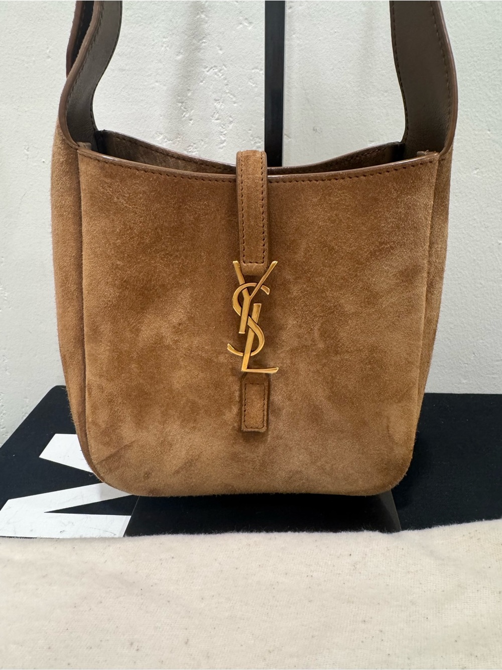 Yves Saint Laurent Le 5 À 7 Supple baby Suede Shoulder Bag